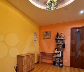 Продается Многокомнатная квартира, 77 м²