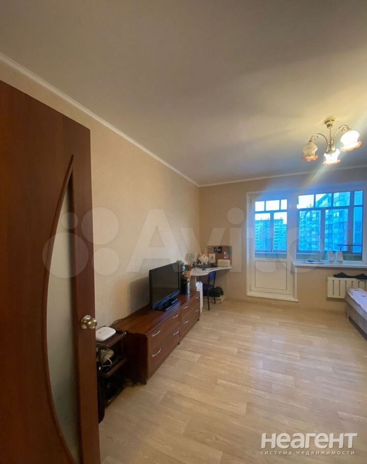 Продается 1-комнатная квартира, 42 м²