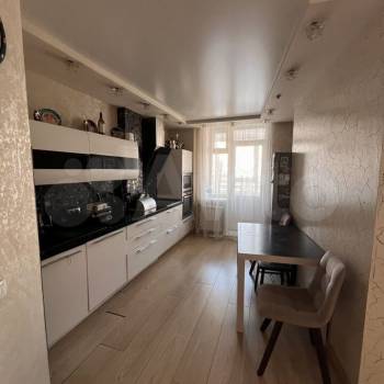 Продается 1-комнатная квартира, 95 м²