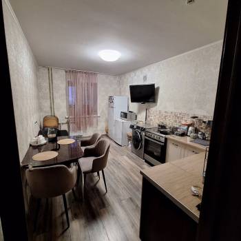 Продается 1-комнатная квартира, 42 м²