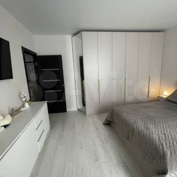 Продается 1-комнатная квартира, 42 м²