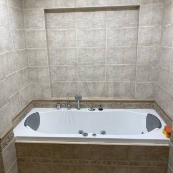 Сдается 2-х комнатная квартира, 111 м²
