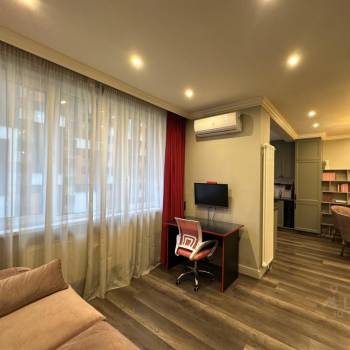 Продается 1-комнатная квартира, 42 м²