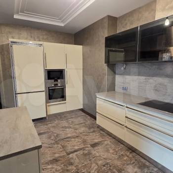 Продается Многокомнатная квартира, 179,2 м²