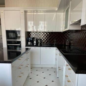 Продается 3-х комнатная квартира, 130 м²