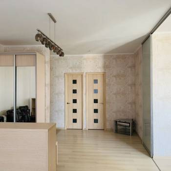 Сдается 1-комнатная квартира, 56 м²