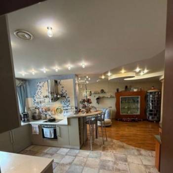 Продается Многокомнатная квартира, 179,2 м²