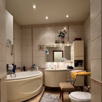 Продается 1-комнатная квартира, 111,2 м²