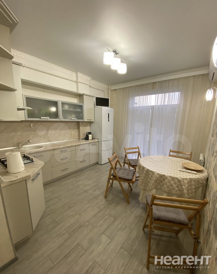 Сдается 1-комнатная квартира, 64 м²