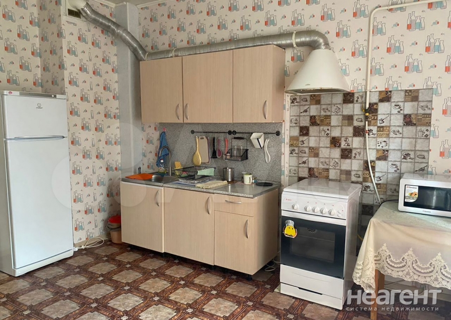 Сдается 1-комнатная квартира, 64 м²