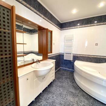 Продается 3-х комнатная квартира, 155 м²