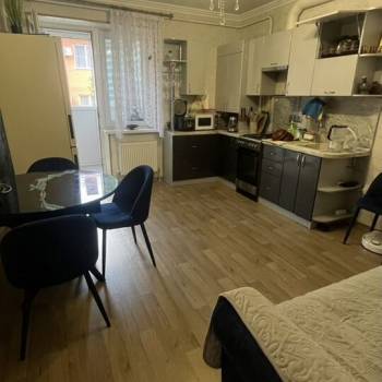 Продается 1-комнатная квартира, 53 м²