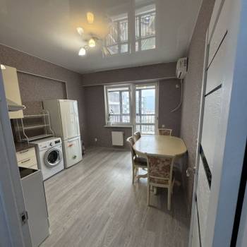 Сдается 1-комнатная квартира, 77 м²