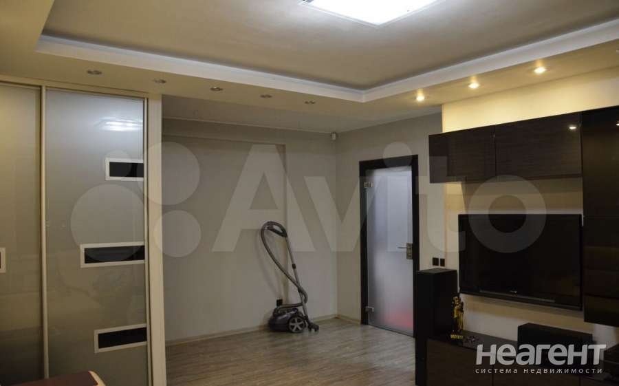 Продается 1-комнатная квартира, 42 м²