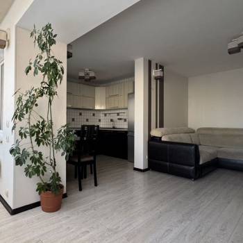 Сдается 2-х комнатная квартира, 77 м²