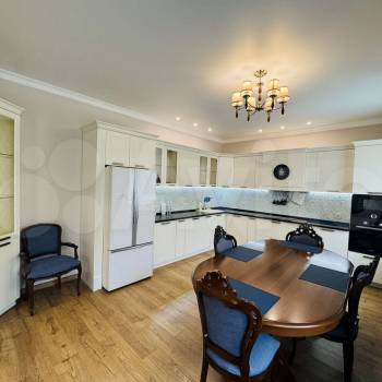 Продается 3-х комнатная квартира, 140 м²