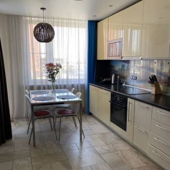 Сдается 2-х комнатная квартира, 76 м²