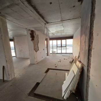 Продается 1-комнатная квартира, 169 м²