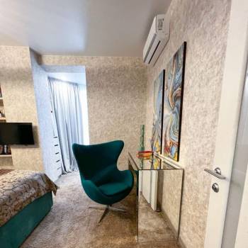 Продается 1-комнатная квартира, 100 м²