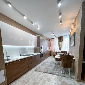Продается 1-комнатная квартира, 100 м²