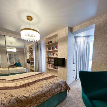 Продается 1-комнатная квартира, 100 м²
