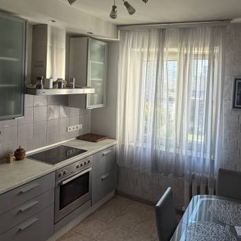 Продается Многокомнатная квартира, 77 м²