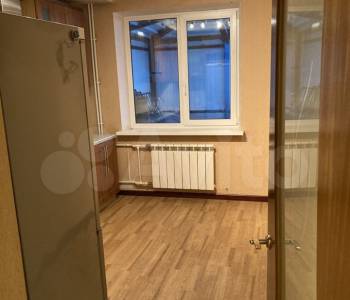 Продается 1-комнатная квартира, 220 м²