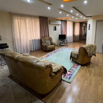 Продается 1-комнатная квартира, 70,4 м²