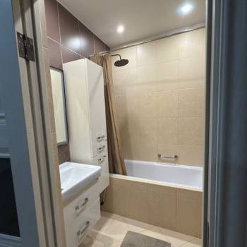 Продается Многокомнатная квартира, 83 м²