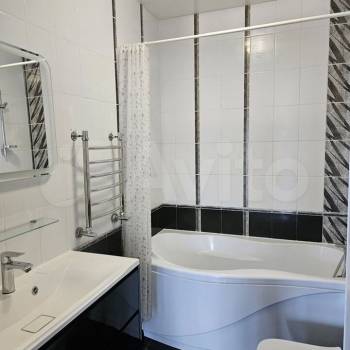 Сдается 1-комнатная квартира, 64 м²