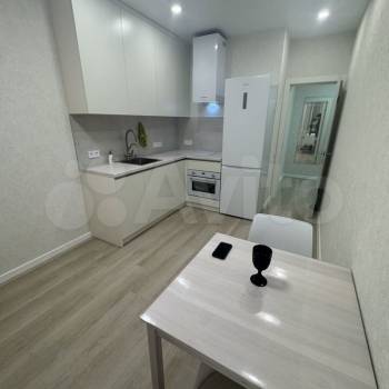 Продается 1-комнатная квартира, 42 м²