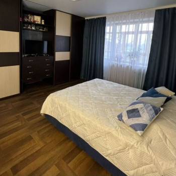 Продается Многокомнатная квартира, 100 м²