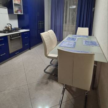 Продается 1-комнатная квартира, 72,8 м²