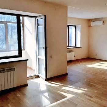 Продается 1-комнатная квартира, 95 м²