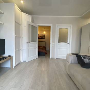Продается 1-комнатная квартира, 42 м²
