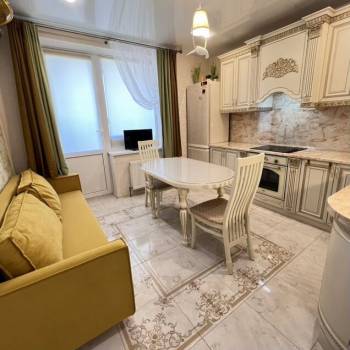 Продается 1-комнатная квартира, 42 м²