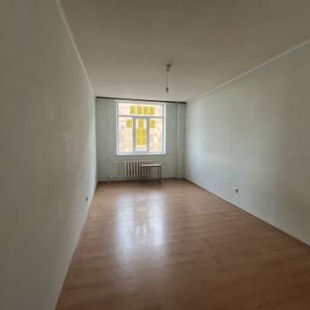 Продается 1-комнатная квартира, 80,8 м²