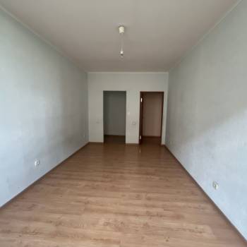 Продается 1-комнатная квартира, 80,8 м²