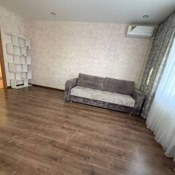 Продается 1-комнатная квартира, 42 м²