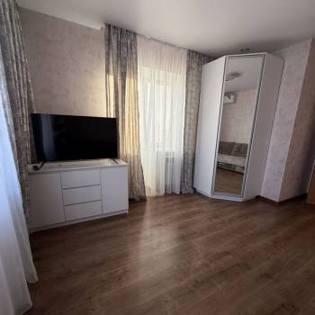 Продается 1-комнатная квартира, 42 м²
