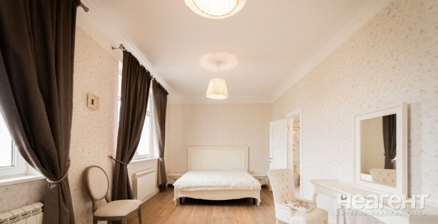 Продается 2-х комнатная квартира, 122 м²