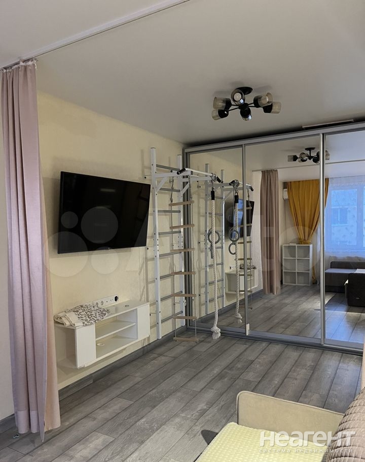 Продается 1-комнатная квартира, 63 м²