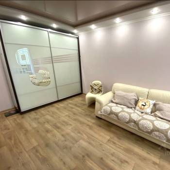 Продается 1-комнатная квартира, 42 м²