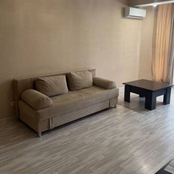 Продается 1-комнатная квартира, 42 м²