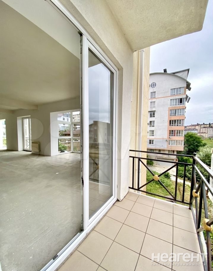 Продается 1-комнатная квартира, 98 м²