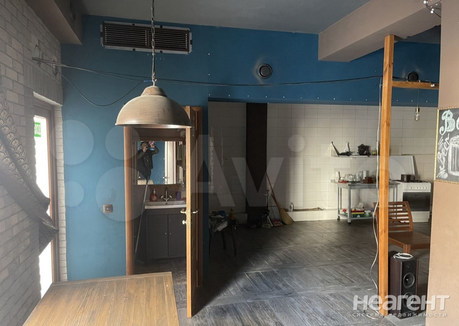 Продается 1-комнатная квартира, 137 м²