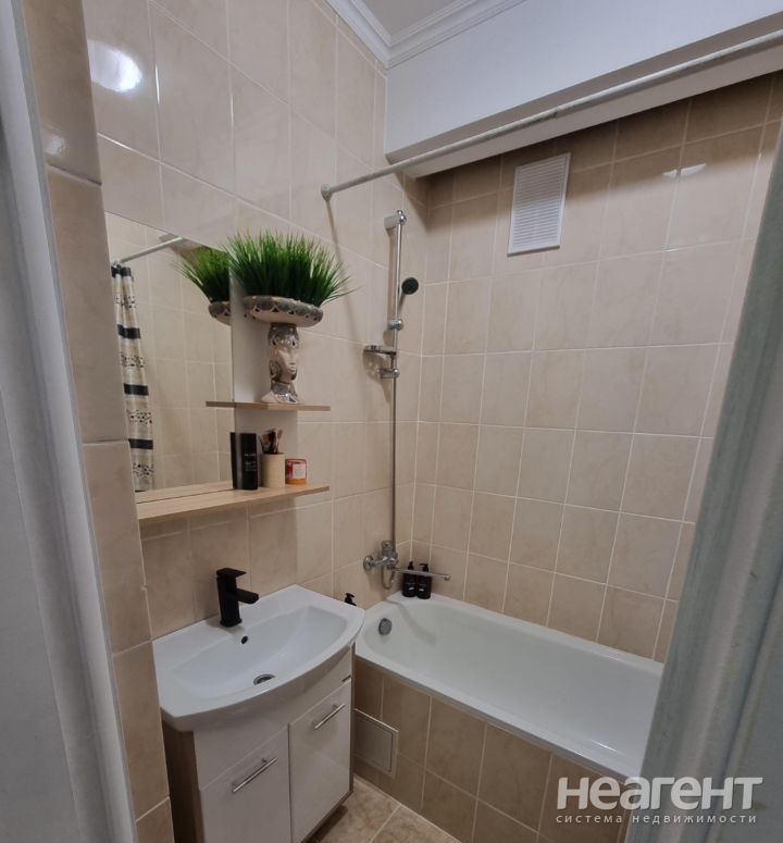 Продается 1-комнатная квартира, 42 м²