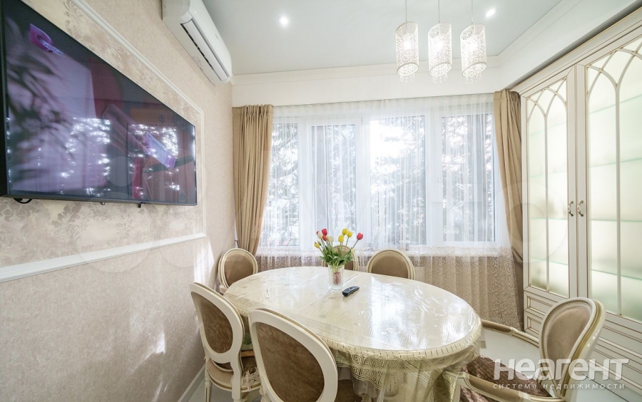 Продается 1-комнатная квартира, 104,1 м²