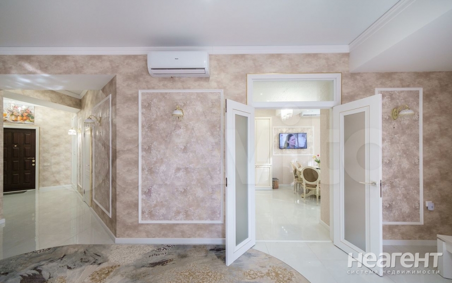 Продается 1-комнатная квартира, 104,1 м²