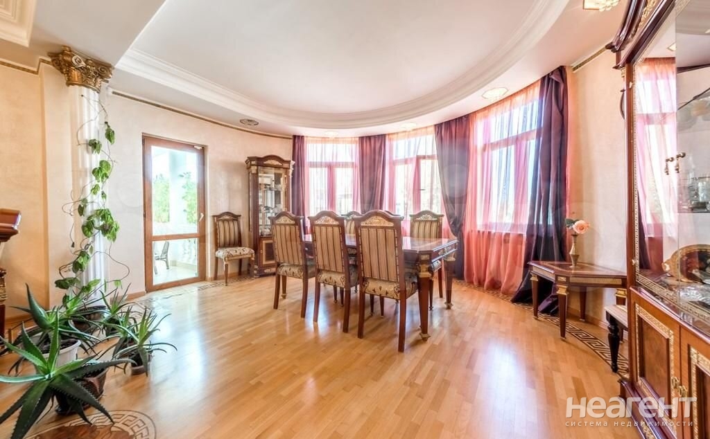 Продается Многокомнатная квартира, 185,4 м²